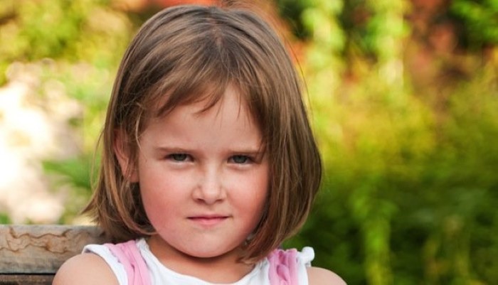 Enfants qui boude Enfants qui boude